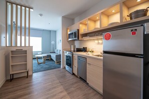 Suite, 1 Queen Bed with Sofa bed, Corner