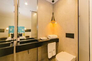 Dutxa, assecador de cabells, tovalloles i sabó