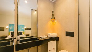 A modern bathroom with a large mirror, a black countertop, a towel rack, and a toilet. - BAIRRO ALTO MUSIC GUEST HOUSE BEETHOVEN (Lisboa ciudad)