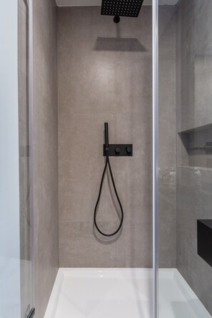 Shower, hair dryer, towels, soap - BAIRRO ALTO MUSIC GUEST HOUSE BEETHOVEN (Lisboa ciudad)