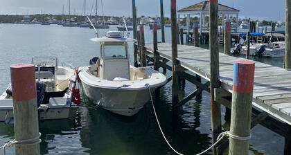Pa Willie’s - Locally owned historic cottage conveniently located with dock.