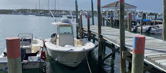 Pa Willie’s - Locally owned historic cottage conveniently located with dock.