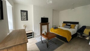 Comfort Studio, Private Bathroom, Courtyard View - Suitely Evesham Road (Cheltenham)