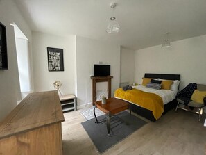 Comfort-Studio, eigenes Bad, Blick auf den Innenhof | 1 Schlafzimmer