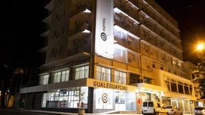 Un hotel con varios pisos, balcones y un cartel que dice "GUALEGUAYCHÚ".