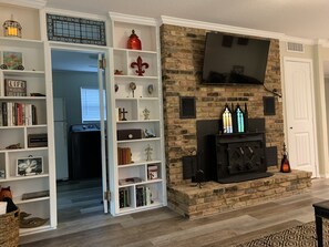 TV connectée, livres, espaces bureaux, écrans d'ordinateur