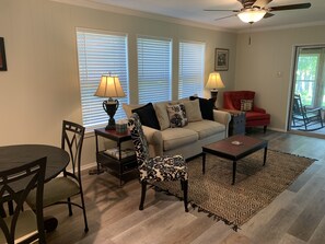 TV connectée, livres, espaces bureaux, écrans d'ordinateur