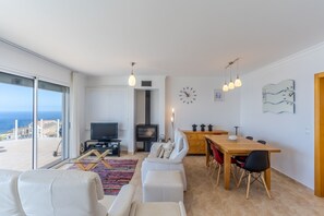 Vil·la de luxe, 3 dormitoris, piscina privada, vistes al mar | Sala d'estar | Televisor de pantalla plana de 40 polzades amb canals per cable