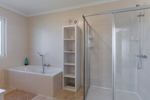 Villa Luxe, 3 chambres, piscine privée, vue mer | Salle de bain | Douche à « effet pluie », sèche-cheveux, bidet, serviettes fournies