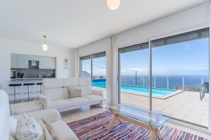 Villa luxueuse, 3 chambres, piscine privée, vue sur la mer | Aire de séjour | Téléviseur à écran plat de 40 po avec télévision par câble, téléviseur