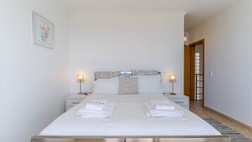 Luxury-Villa, 3 Schlafzimmer, eigener Pool, Meerblick | 3 Schlafzimmer, hochwertige Bettwaren, Daunenbettdecken