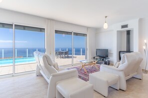 Villa luxueuse, 3 chambres, piscine privée, vue sur la mer | Aire de séjour | Téléviseur à écran plat de 40 po avec télévision par câble, téléviseur