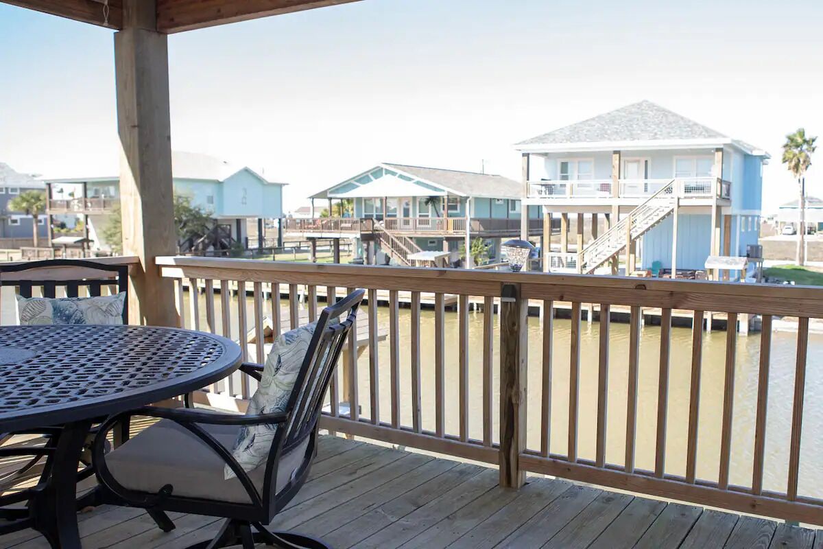 Baywood, Canal Front Getaway