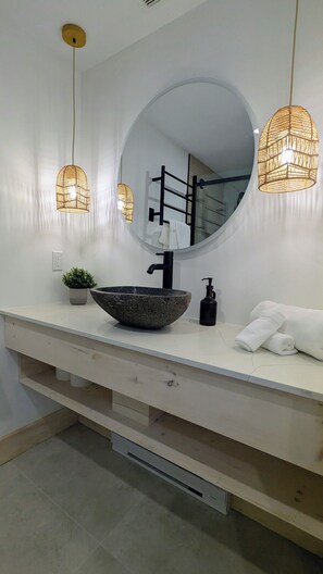 Chambre Deluxe, 1 grand lit | Salle de bain