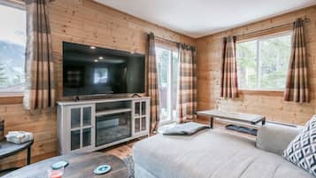 Smart TV, fireplace, ping pong, stereo