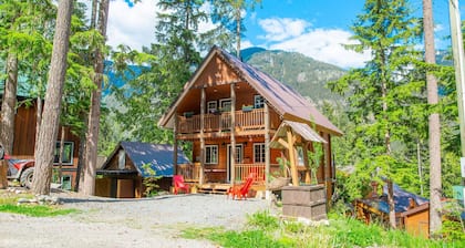 Whisky Jack | 4 Bedroom Cabin w/ Outdoor Firepit