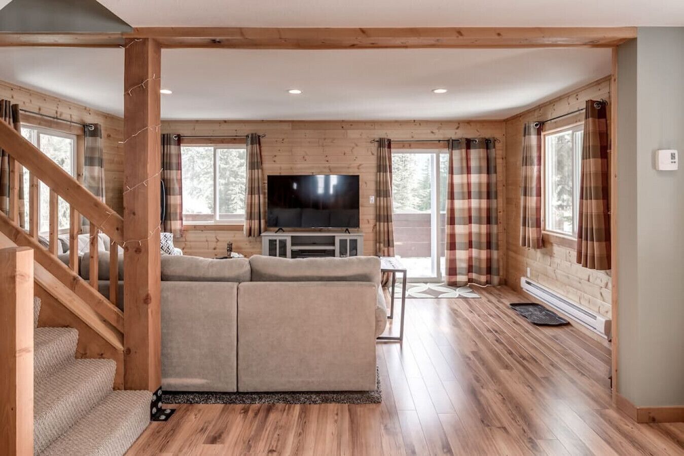 Smart TV, fireplace, ping pong, stereo