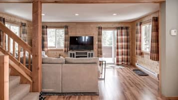 Älytelevisio, takka, pöytätennispöytä, stereot