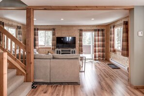 Smart TV, fireplace, ping pong, stereo