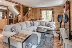 Smart TV, fireplace, table tennis, stereo