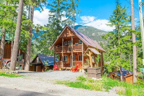 Whisky Jack | 4 Bedroom Cabin w/ Outdoor Firepit