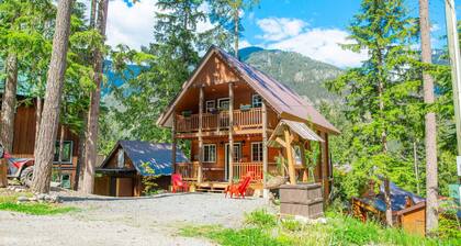 Whisky Jack | 4 Bedroom Cabin w/ Outdoor Firepit