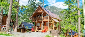 Whisky Jack | 4 Bedroom Cabin w/ Outdoor Firepit