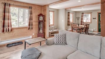 Smart TV, fireplace, table tennis, stereo