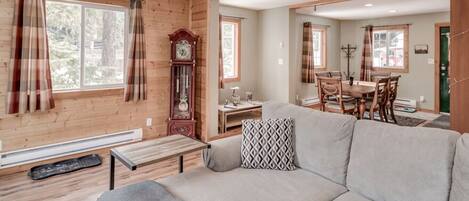 تلفزيون ذكي، مدفأة، تنس طاولة، ستيريو