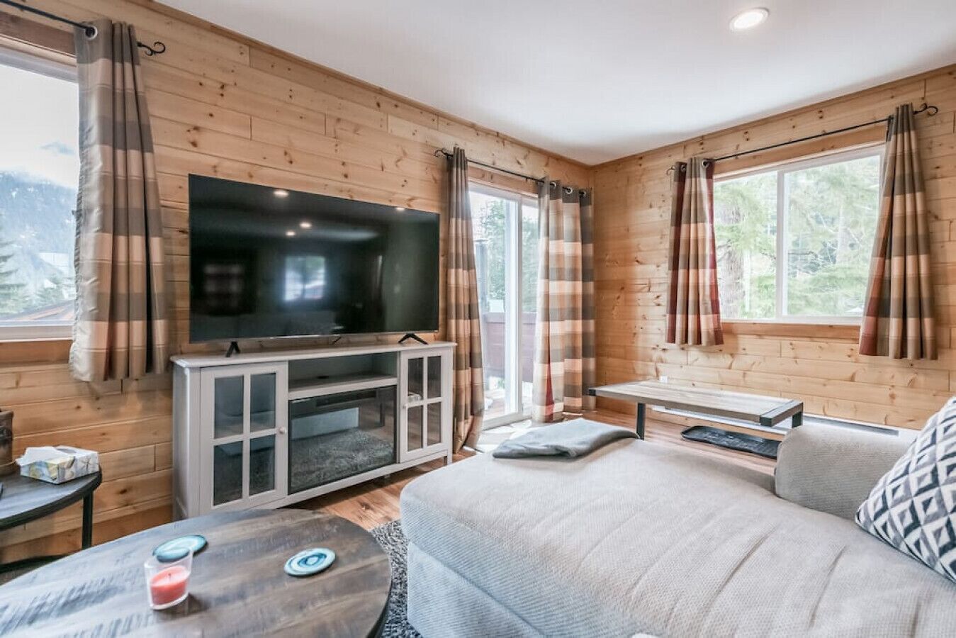 Smart TV, fireplace, ping pong, stereo