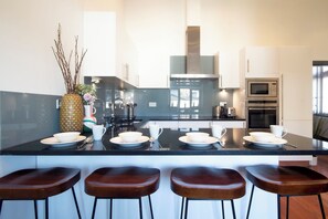 Apartamento, 2 quartos | Cozinha privada | Geladeira grande, micro-ondas, fogão, lava-louças