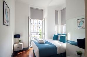 Apartamento, 2 quartos | Cofres nos quartos, espaço de trabalho para notebook