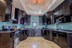 Luxury Suite, Multiple Beds, Penthouse OceanFront A4 | Private kitchen | Full-size fridge, microwave, oven, stovetop - Diamante Beachfront Suites (San Pedro)