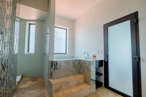 Luxury Suite, Multiple Beds, OceanFront A4 | Badezimmer