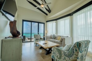 Luxury Suite, Multiple Beds, OceanFront A4 | Zona de estar