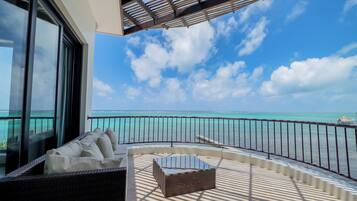 Luxury Suite, Multiple Beds, OceanFront A4 | Terrasse/patio