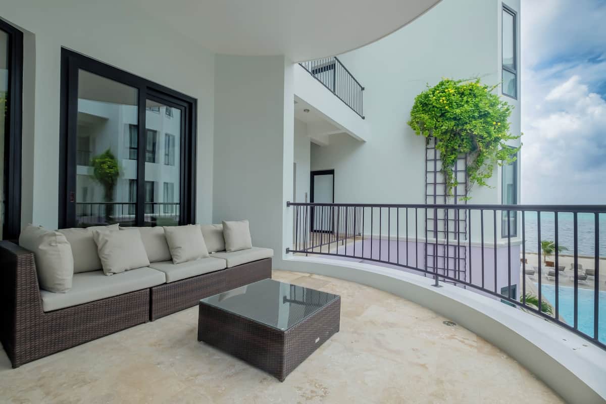 Luxury Suite, Multiple Beds, Ocean View B2 | Hiên