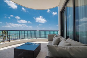 Luxury Suite, Multiple Beds, OceanFront C2 | Terraza o patio