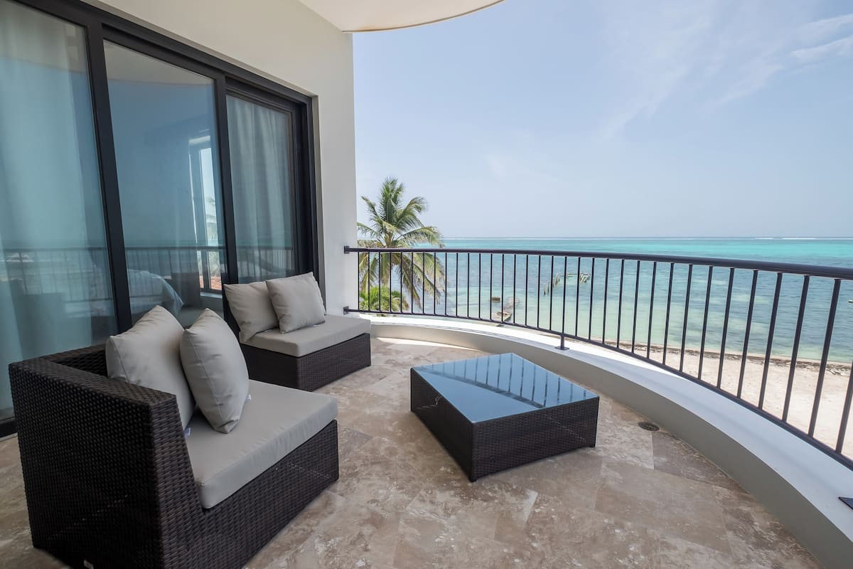Luxury Suite, Multiple Beds, OceanFront A2 | Hiên