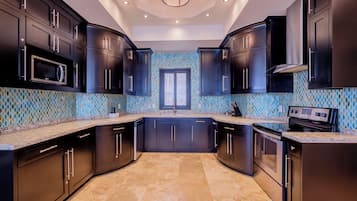 Luxury Suite, Multiple Beds, OceanFront C1 | Bếp riêng | Tủ lạnh, lò vi sóng, lò nướng, bếp nấu