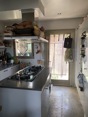 Réfrigérateur, four, plaque de cuisson, lave-vaisselle