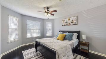 3 Schlafzimmer, Schreibtisch, Bügeleisen/Bügelbrett, Reisekinderbett