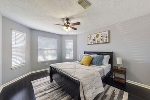 3 Schlafzimmer, Schreibtisch, Bügeleisen/Bügelbrett, Reisekinderbett