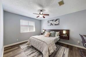 3 Schlafzimmer, Schreibtisch, Bügeleisen/Bügelbrett, Reisekinderbett