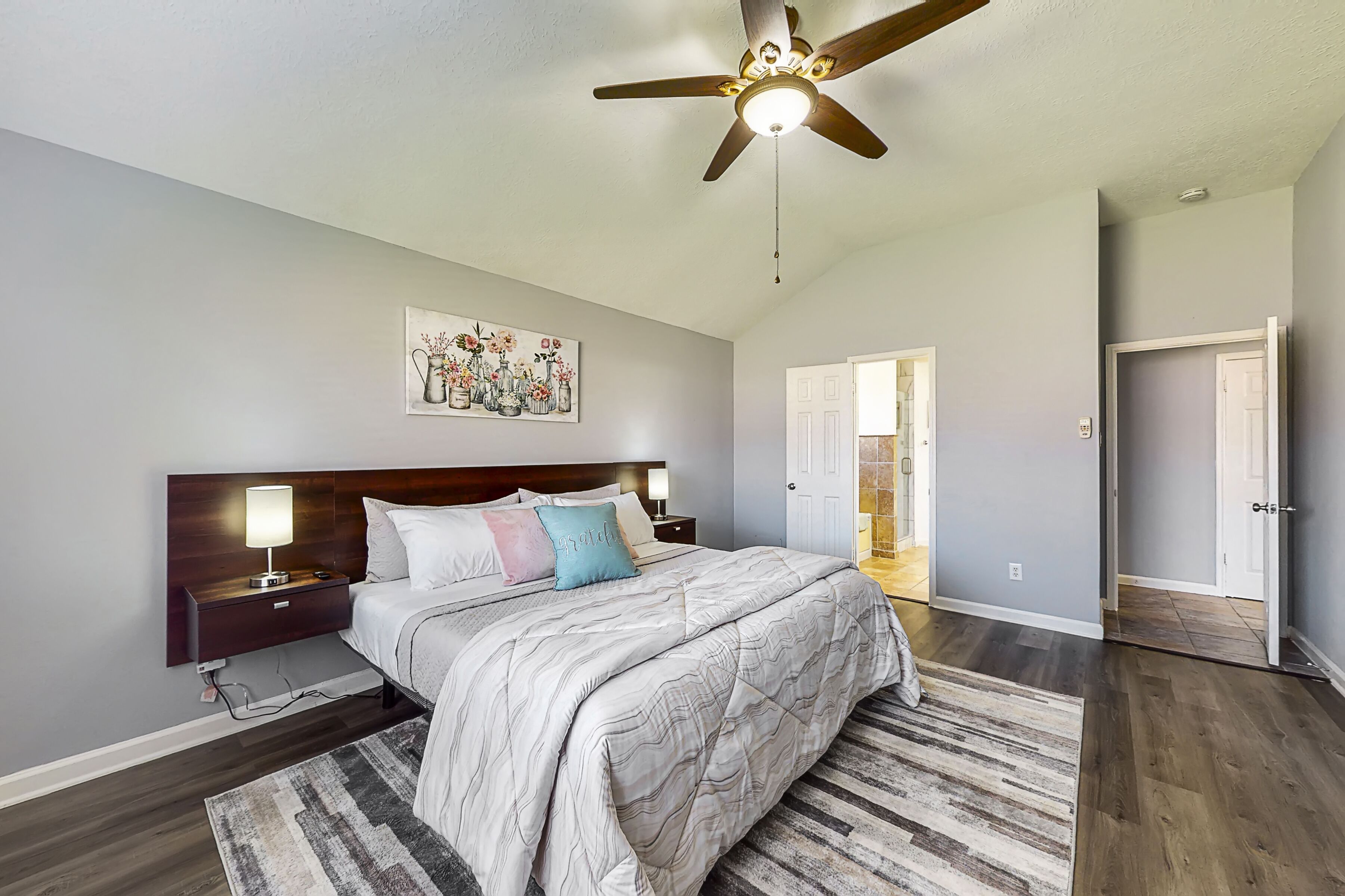 3 Schlafzimmer, Schreibtisch, Bügeleisen/Bügelbrett, Reisekinderbett