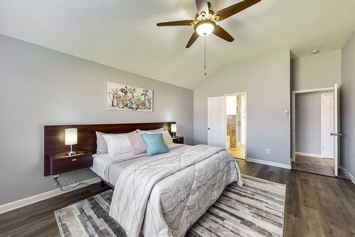 Cozy Pearland Getaway Home! Large backyard w/patio! 5 STAR REVIEWS. 