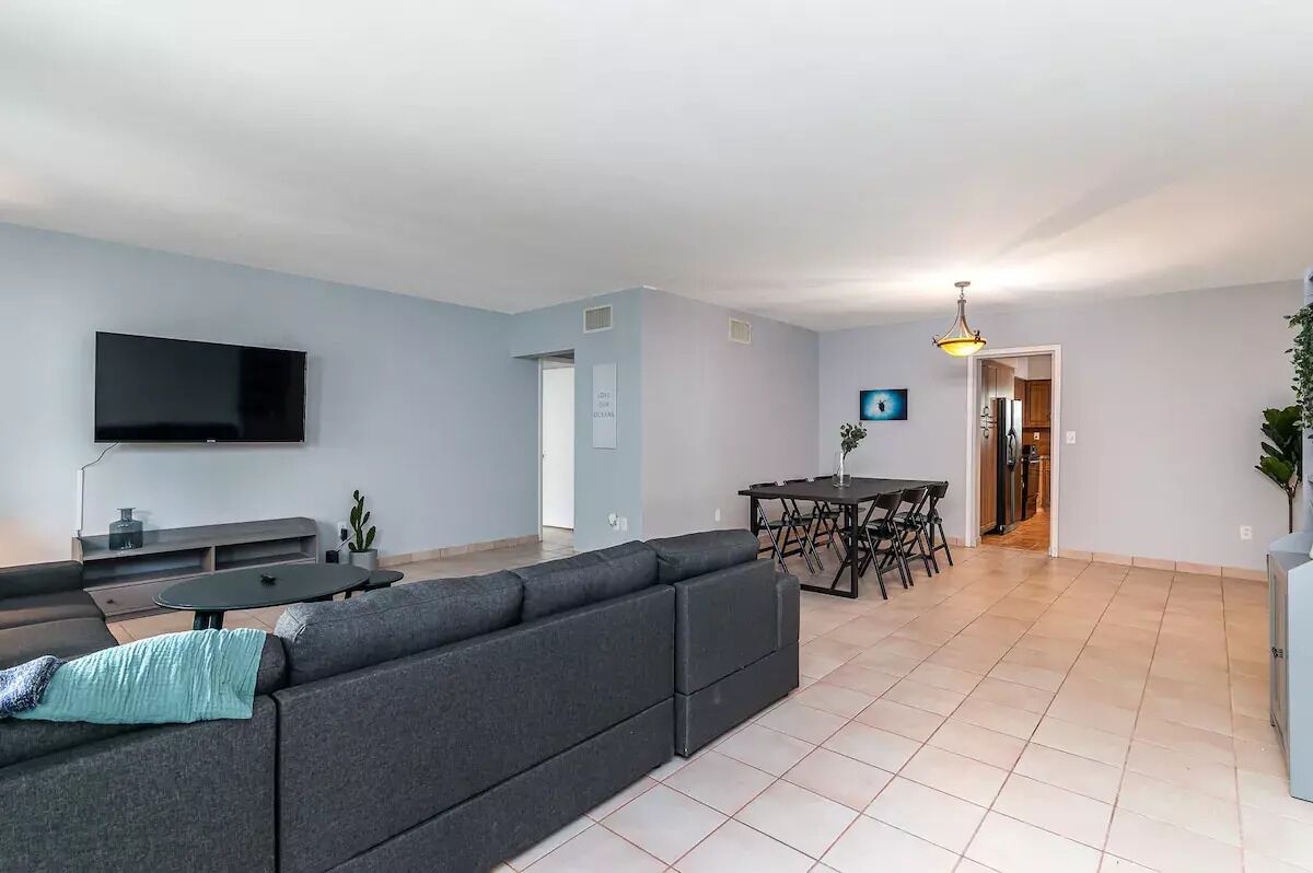 Entire condominium (condo) hosted by Maximillian