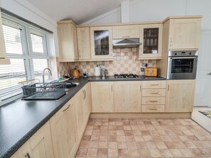 Cottage | Private kitchen | Fridge, dishwasher, electric kettle, toaster - Nevaeh Lodge (Morpeth)