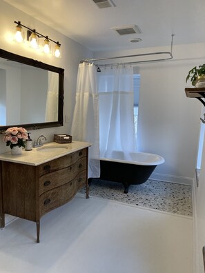 Ensemble douche/baignoire, serviettes fournies, papier toilette