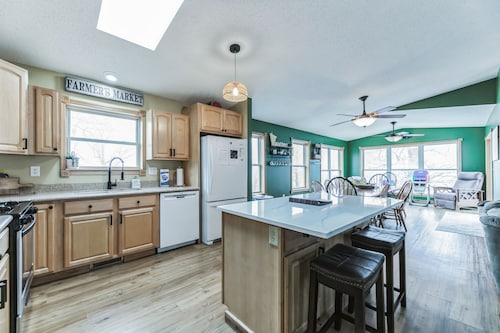 Cozy Family Cabin with beautiful beach and plenty of areas to relax